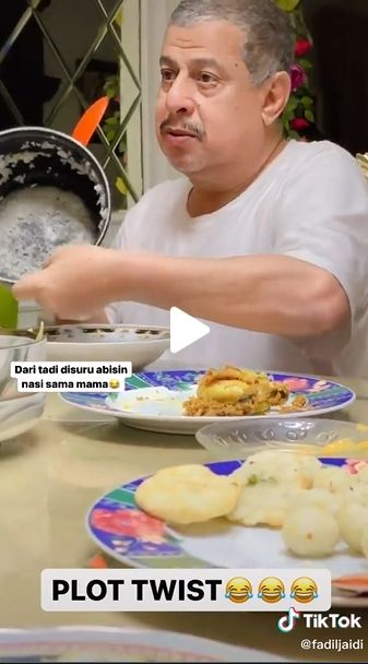 Diminta Habiskan Nasi Oleh Istri, Ekspresi Pak Muh saat Makan Sahur Jadi Sorotan. (TikTok/@fadiljaidi)