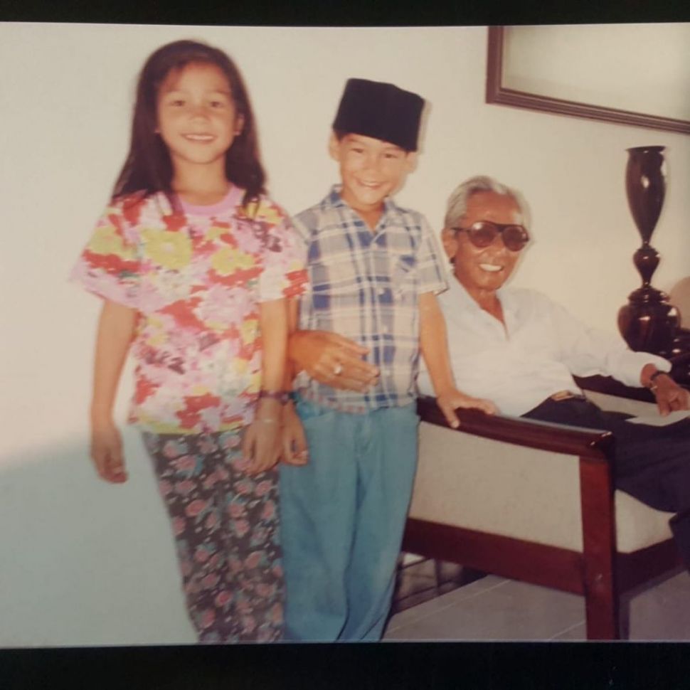 Richard Kyle kecil mengenakan peci dirangkul kakeknya. [Instagram]