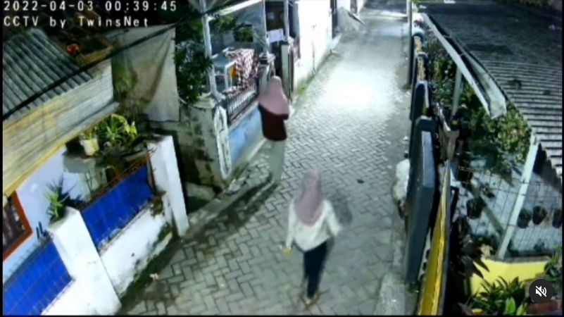 Tapi kali ini, ada seorang perempuan berjilbab mengikutinya dari belakang. [Instagram]