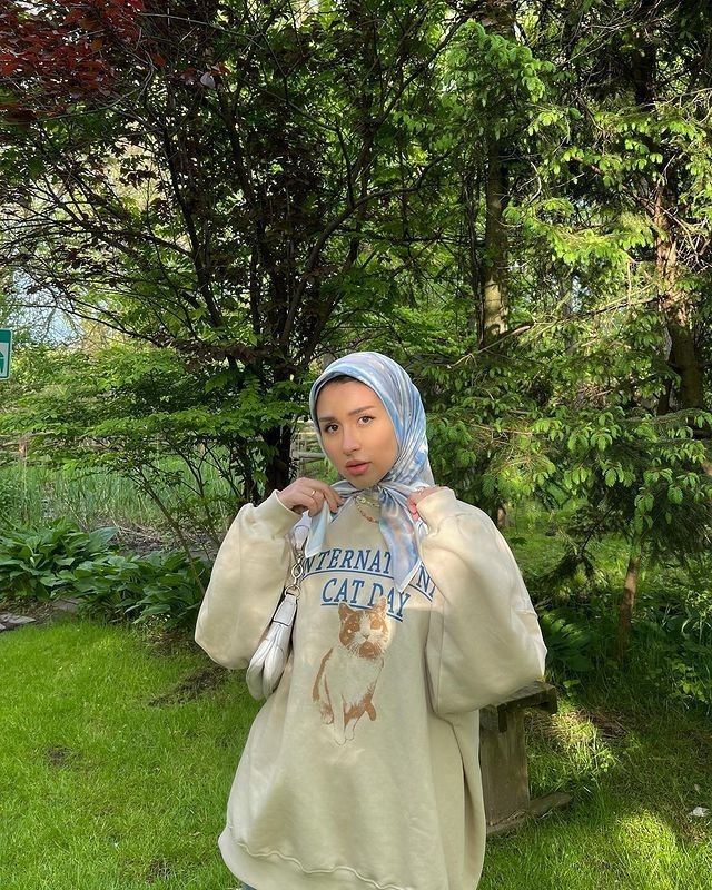 Model saat mengenakan kerudung segi empat yang simple dan modis. (Pinterest)