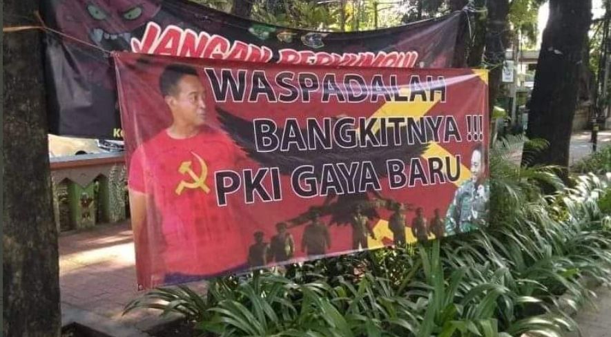 Foto spanduk yang menyudutkan Panglima TNI Jenderal Andika Perkasa, beredar viral di media-media sosial, Senin (4/4/2022). [Twitter]