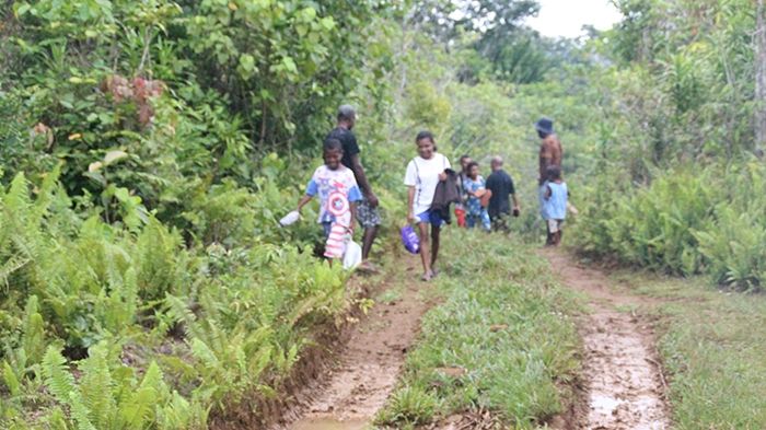 Keseharian warga Desa Saukobye, Distrik Biak Utara, Kabupaten Biak Numfor, Papua, Rabu (2/3/2022]. [Jubi/Theo Kelen]