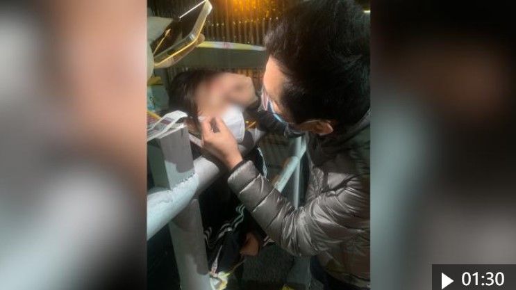 Zhou Zhaoping melepas jahitan di gerbang kompleks perumahan (Weibo)