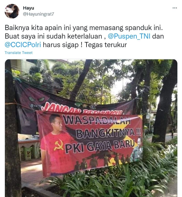 Foto spanduk yang menyudutkan Panglima TNI Jenderal Andika Perkasa, beredar viral di media-media sosial, Senin (4/4/2022). [Twitter]