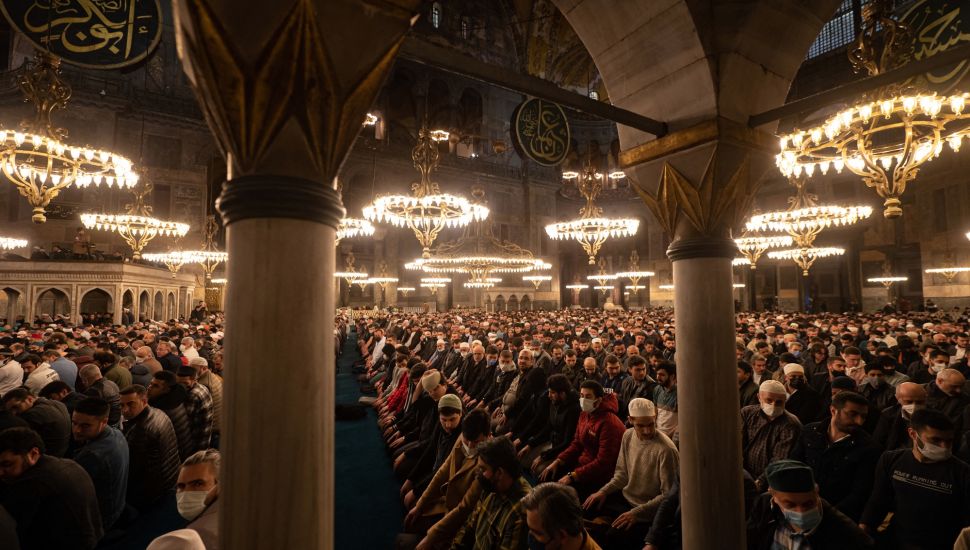 Umat Muslim melaksanakan ibadah shalat Tarawih di Masjid Hagia Sophia, Istanbul, Turki, Sabtu (1/4/2022). [Yasin AKGUL/AFP]