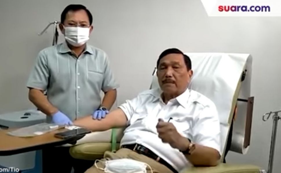 Darah Menteri Luhut Binsar Pandjaitan diambil oleh dokter Terawan untuk diberikan vaksin Nusantara [Suara.com/Tio]