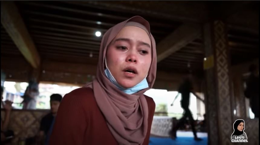 Lesti Kejora nangis waktu jadi karyawan di rumah makan miliknya sendiri (YouTube Lesti Channel)