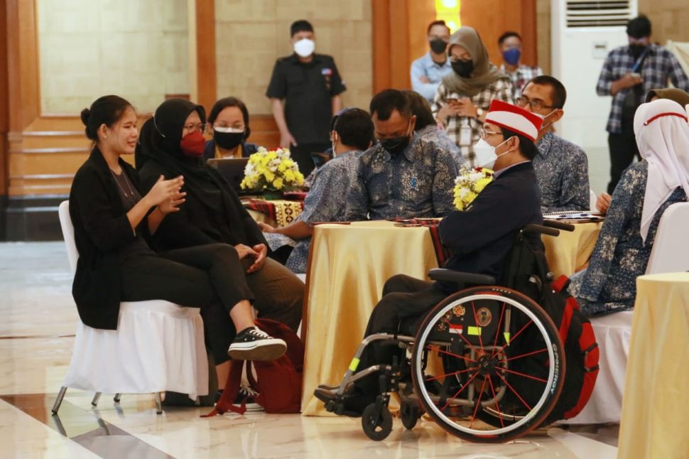 Penyandang disabilitas saat menghadiri Rakornas Upaya Penghormatan Pelindungan dan Pemenuhan Hak Penyandang Disabilitas di Kantor Kemensos, Salemba, Jakarta Pusat, Selasa, (5/4/2022). (Dok: Kemensos)