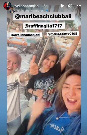 Momen Maria Ozawa ke Beach Club Raffi Ahmad. (Instagram/evelinnadaanjani)