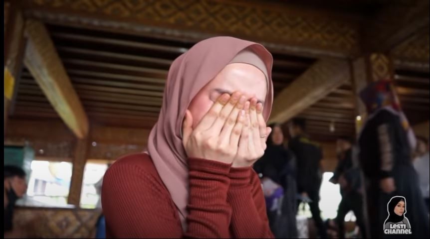 Lesti Kejora nangis waktu jadi karyawan di rumah makan miliknya sendiri (YouTube Lesti Channel)