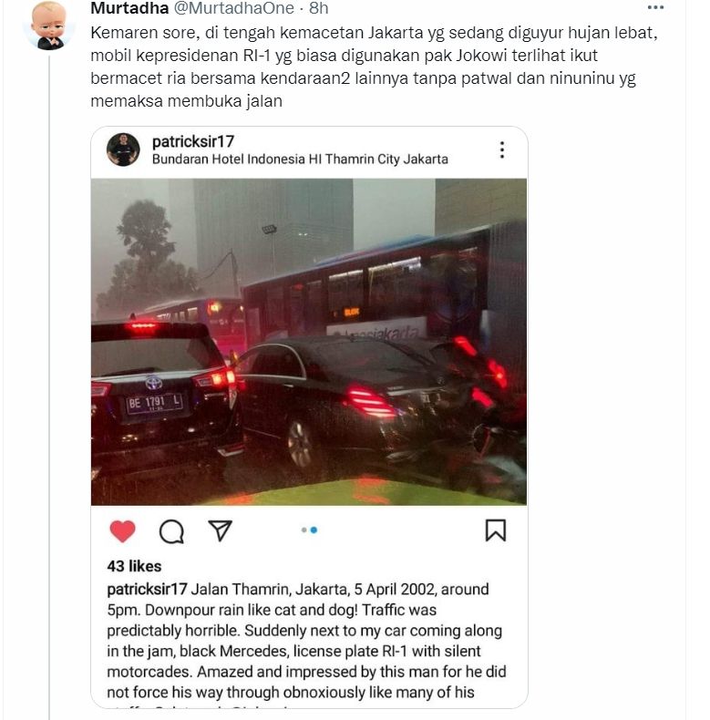 Mobil dinas Presiden Jokowi terjepret kamera terjebak kemacetan di Jalan MH Thamrin, Jakarta, saat hujan deras mengguyur ibu kota, Selasa (5/4/2022). [Twitter]