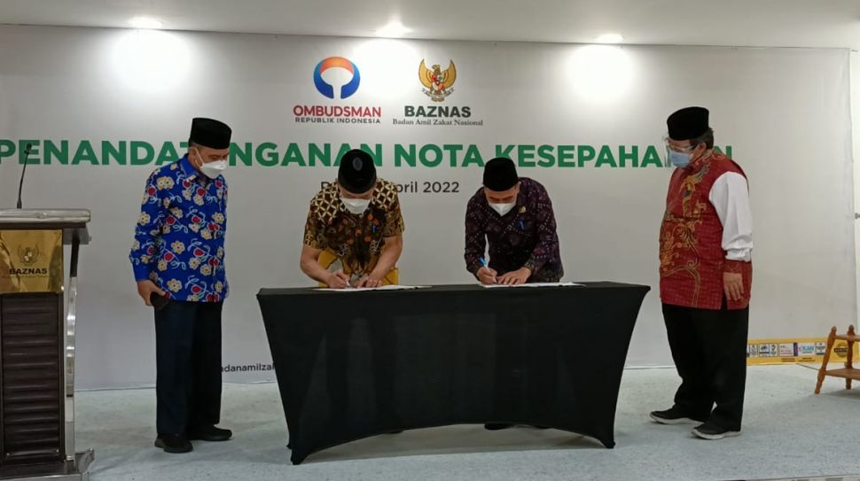 Penandatanganan MoU antara Baznas dengan Ombudsman. (Restu Fadilah/Suara.com)