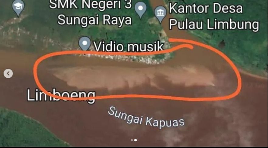 Foto penampakan air Sungai Kapuas, Kabupaten Kubu Raya, Kalimantan Barat, susut sehingga bisa dilintasi sapi. [Instagram/Forumwartawanpolri]