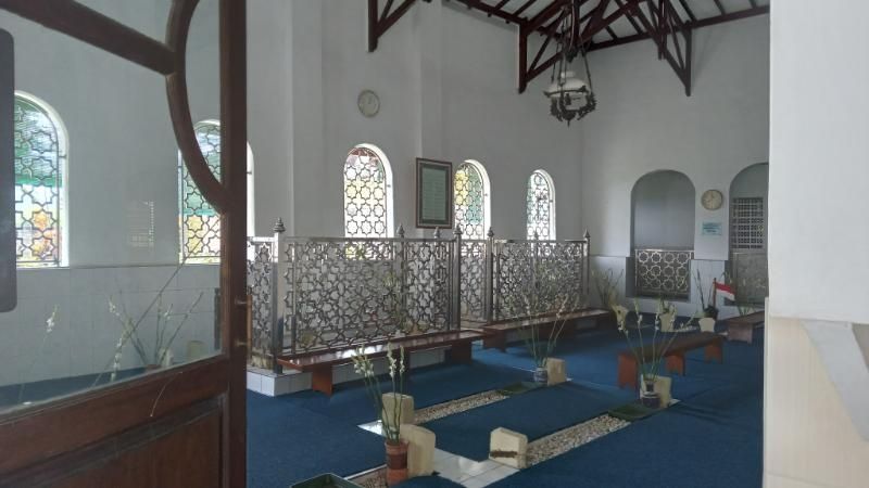 Makam di dalam Masjid At-Thohiriyah atau Masjid Bungkuk, Singosari, Malang. [Suara.com/Bob Bimantara Leander]
