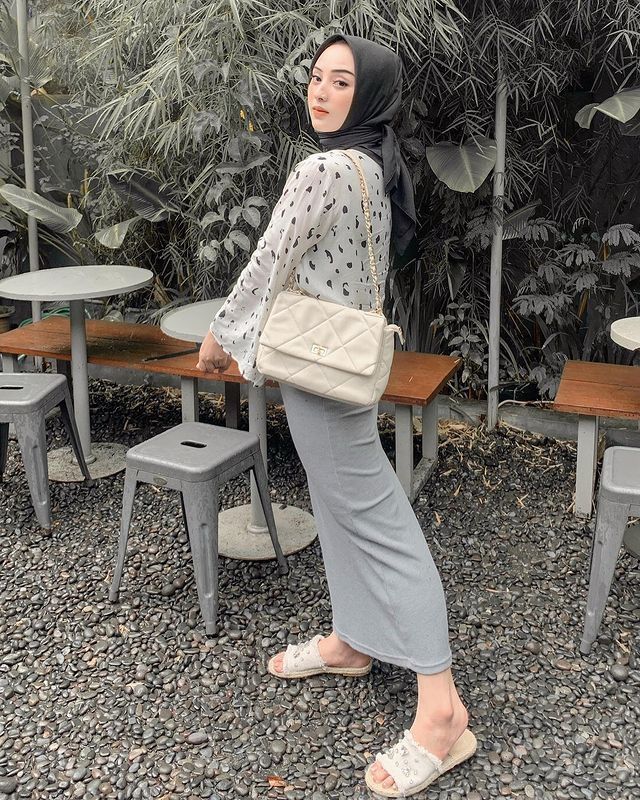 Outfit Dinan Fajrina Istri Doni Salmanan. (Instagram/dinanfajrina)