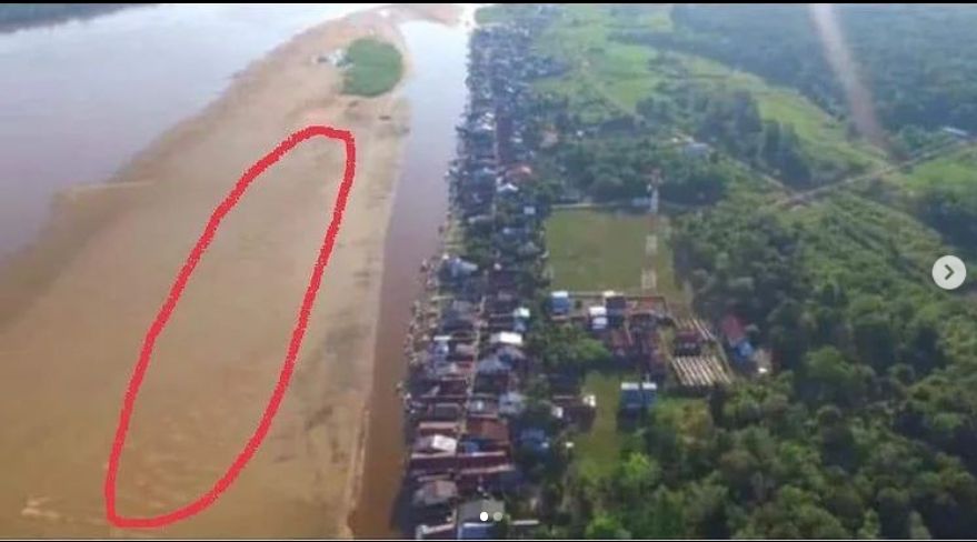 Foto penampakan air Sungai Kapuas, Kabupaten Kubu Raya, Kalimantan Barat, susut sehingga bisa dilintasi sapi. [Instagram/Forumwartawanpolri]