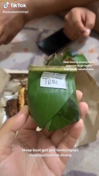 Beli Menu Angkringan untuk Buka Puasa, Wanita Ini Syok Pas Lihat Porsi Nasi Kucing: Geli Doang Lambungnya. (TikTok/pausbermimpi)