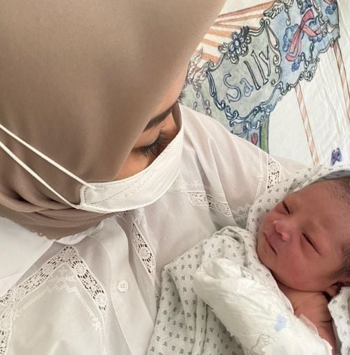 Ibu Nikita Willy, Yora Febrine pamerkan wajah cucu pertamanya. [Instagram/@yorafebrina]