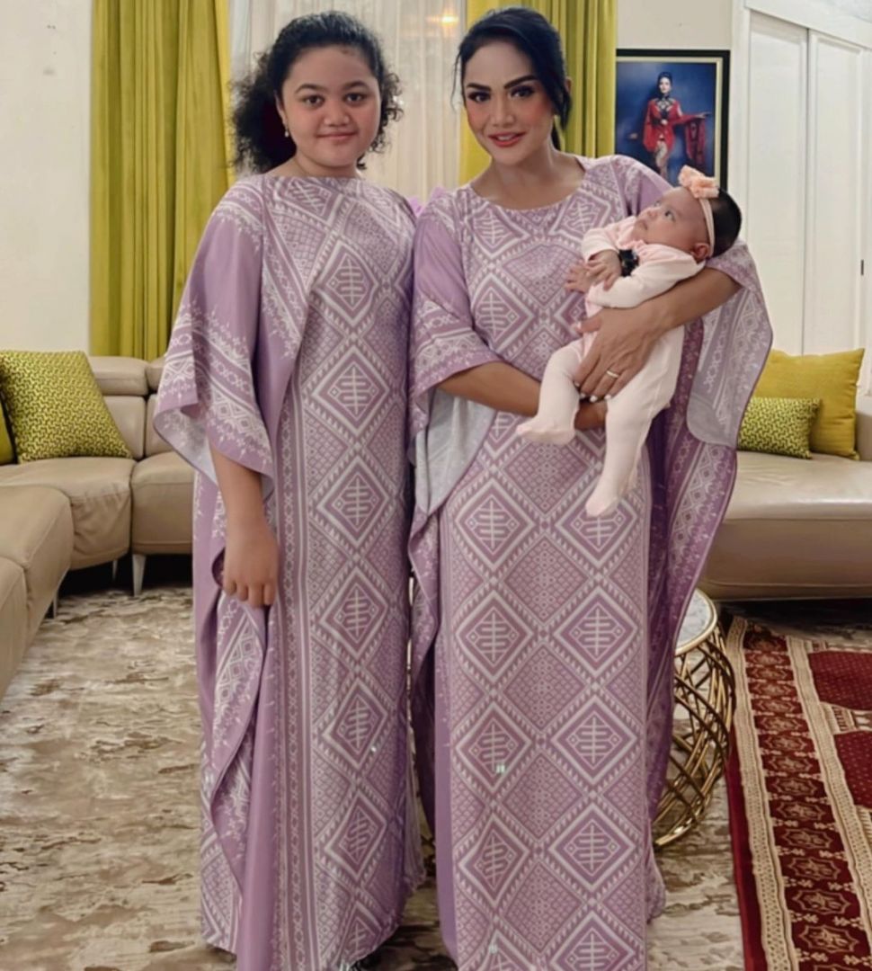 Krisdayanti, Amora dan Baby Ameena. [Instagram]