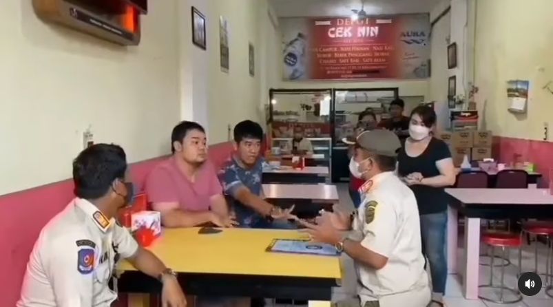 Satpol PP di Banjarmasin di-bully publik karena razia rumah makan yang sudah taat aturan. [Instagram]