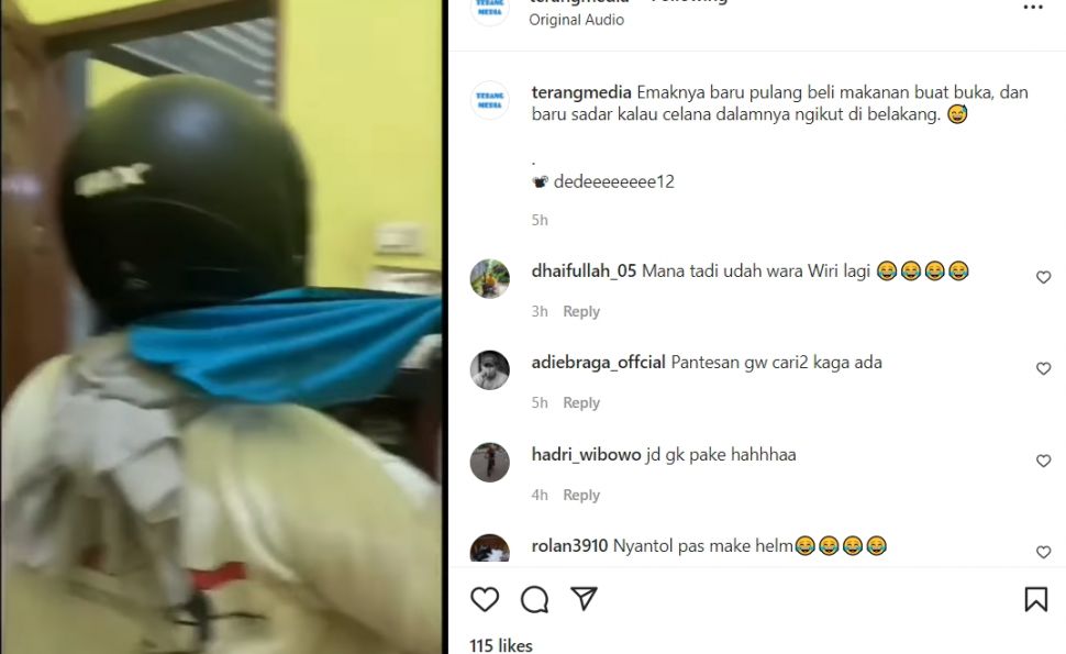 Emak-emak tak sadar celana dalamnya menyangkut di antara helm dan jilbab. [Instagram]