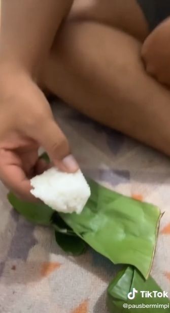 Beli Menu Angkringan untuk Buka Puasa, Wanita Ini Syok Pas Lihat Porsi Nasi Kucing: Geli Doang Lambungnya. (TikTok/pausbermimpi)