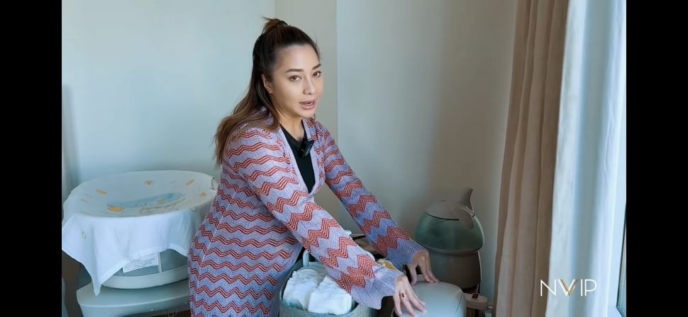 Barang Bayi yang Disiapkan Nikita Willy, Alat untuk Menghangatkan Tisu Basah. (YouTube)