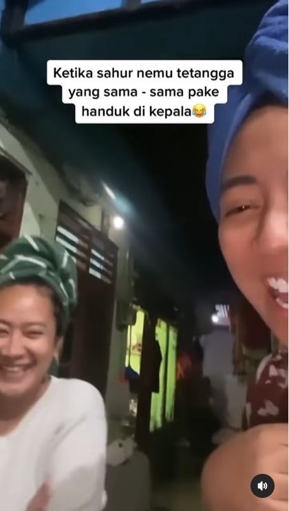 Warganet dibuat tertawa terbahak-bahak karena video viral dua orang istri yang bertetangga ini saling bertemu di malam hari setelah keramas, pada bulan puasa Ramadhan 2022. [Instagram]