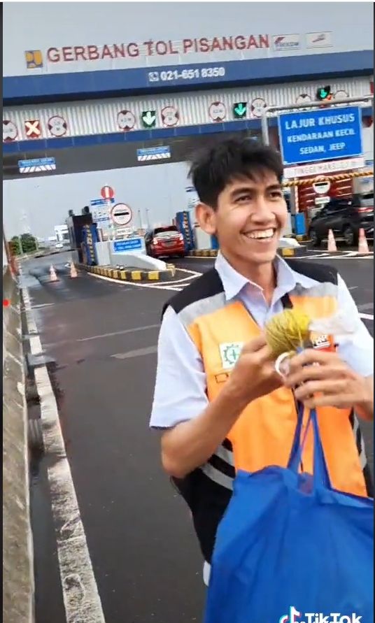 Publik dibuat terkagum-kagum oleh cara para petugas jalan tol saat ingin membeli takjil berbuka puasa Ramadhan 2022. Mirip seperti mancing, tapi bedanya ini dari atas jalan tol ke perkampungan bawah. [TikTok]