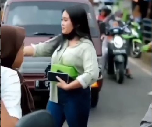 Publik dihebohkan oleh video viral gadis-gadis pemandu karaoke membagi-bagikan takjil kepada warga. [Instagram]