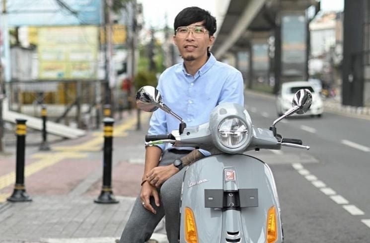 Potret artis dapat hampers vespa dari Arief Muhammad (Instagram/@preppstudio)