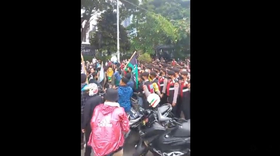 Seorang emak-emak atau ibu berorasi di tengah demonstrasi massa mahasiswa, yang masih berkumpul di kawasan patung kuda, Jakarta Pusat, Senin (11/4/2022). [Suara.com/Yaumal Asri Adi Hutasuhut]