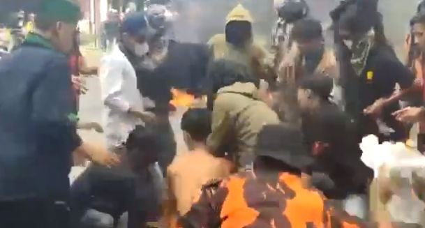 Video viral di media sosial merekam detik-detik seorang demonstran aksi 11 April 2022, terbakar. [Twitter]