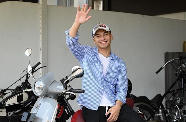 Potret artis dapat hampers vespa dari Arief Muhammad (Instagram/@preppstudio)