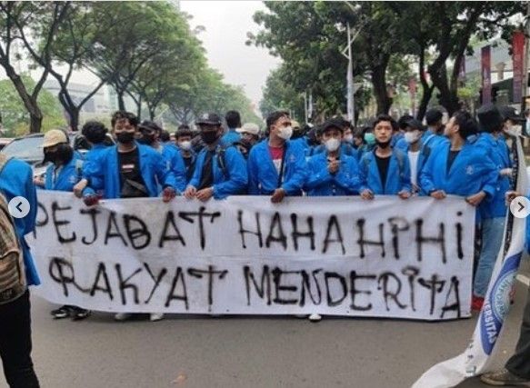 Spanduk sindiran demo BEM SI (instagram.com/politicaljokesid/)