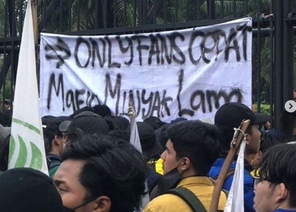 Spanduk sindiran demo BEM SI (instagram.com/politicaljokesid/)