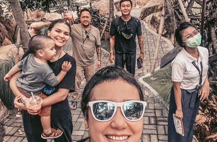 Momen Feby Febiola bareng cucu ganteng (Instagram/@febyfebiola_)