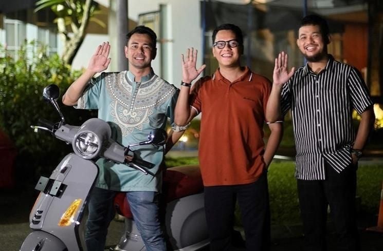 Potret artis dapat hampers vespa dari Arief Muhammad (Instagram/@preppstudio)