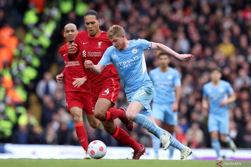 Gelandang Manchester City Kevin de Bruyne (kanan) berusaha melewati hadangan bek Liverpool Virgil van Dijk (tengah) dalam pertandingan Liga Inggris pada 11 April 2022. ANTARA/REUTERS/PHIL NOBLE