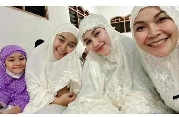 Momen Artis Tarawih Bareng Keluarga (Instagram)