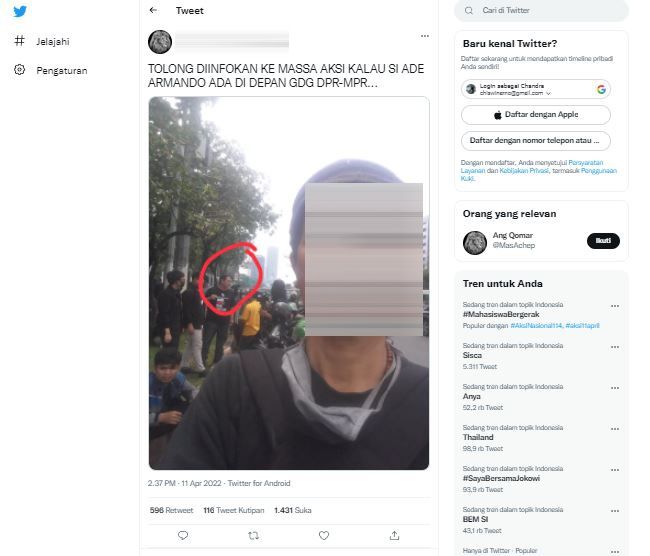 Beredar viral di media sosial Twitter, sebuah akun yang sempat mengunggah foto Ade Armando sebelum dikeroyok dan ditelanjangi massa, saat demonstrasi di depan gedung DPR RI, Senin (11/4/2022). [Twitter]