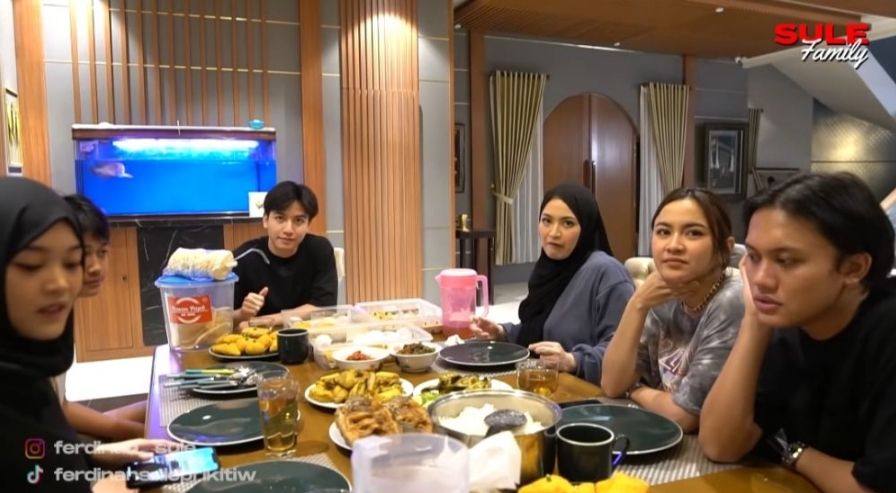 Momen Mahalini Buka Puasa Bareng Keluarga Sule. (YouTube/Sule Family)