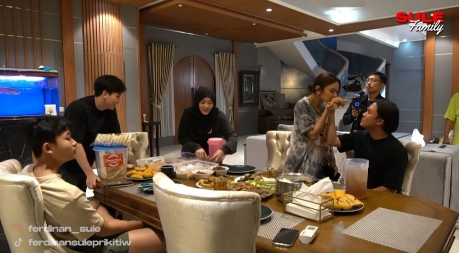 Momen Mahalini Buka Puasa Bareng Keluarga Sule. (YouTube/Sule Family)