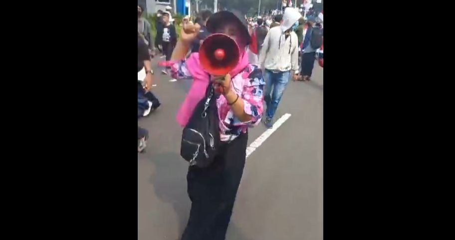 Emak-emak ikut turun ke jalan bersama mahasiswa untuk berdemonstrasi memprotes kenaikan harga minyak goreng, dan bahan bakar minyak, Senin (11/4/2022).