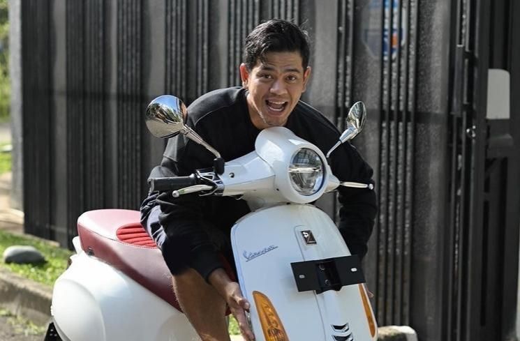 Potret artis dapat hampers vespa dari Arief Muhammad (Instagram/@preppstudio)