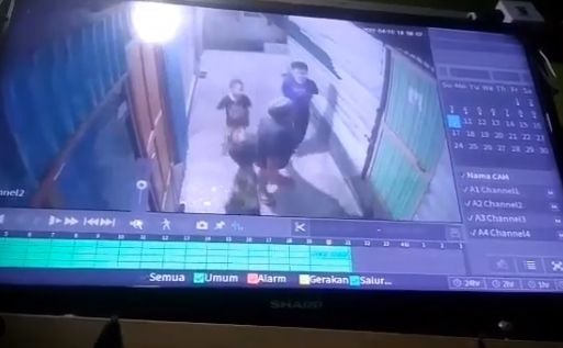 Ngeri! Terekam CCTV Sekelompok Anak-anak Diduga Akan Membakar Rumah Warga. (Instagram/kalseltoday)