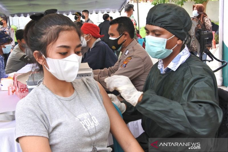 Vaksinasi COVID-19 di Kupang (Antara)