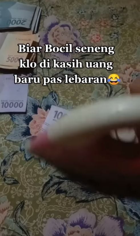 Video viral tutorial mencuci uang yang aman, beredar di media-media sosial. Rekaman itu memperlihatkan cara mencuci uang agar anak-anak senang menerimanya saat Idul Fitri 1443H, 2 Mei 2022 nanti. [Instagram]