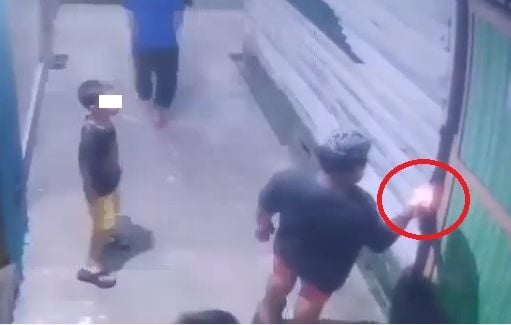 Ngeri! Terekam CCTV Sekelompok Anak-anak Diduga Akan Membakar Rumah Warga. (Instagram/kalseltoday)