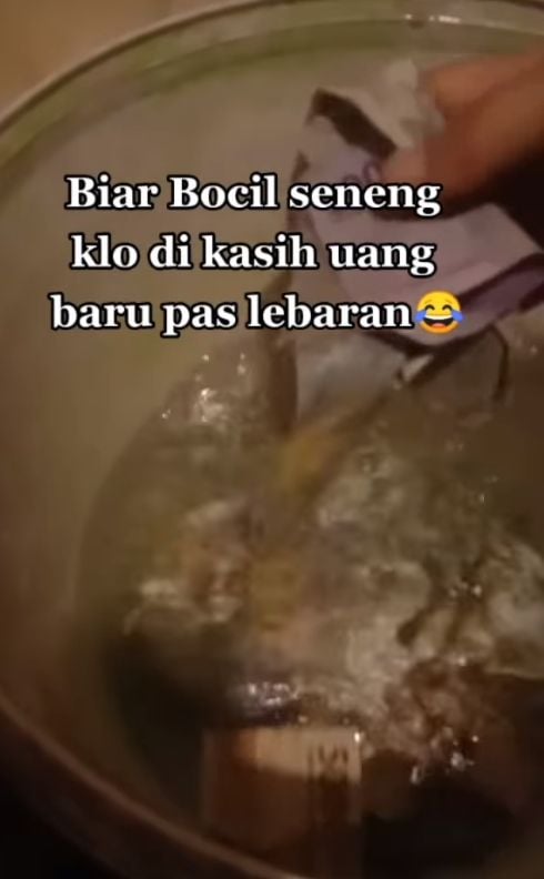 Video viral tutorial mencuci uang yang aman, beredar di media-media sosial. Rekaman itu memperlihatkan cara mencuci uang agar anak-anak senang menerimanya saat Idul Fitri 1443H, 2 Mei 2022 nanti. [Instagram]